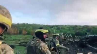 Ukrainian troops making their way towards their next position. Getting strong Band of Brothers vibes here ✊️🇺🇦