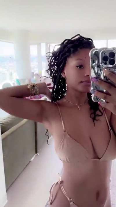 Halle Bailey 