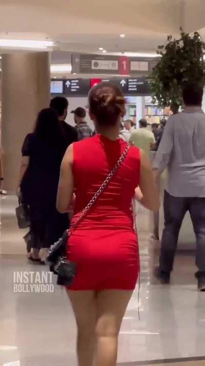 Red hot Avneet Kaur's back view