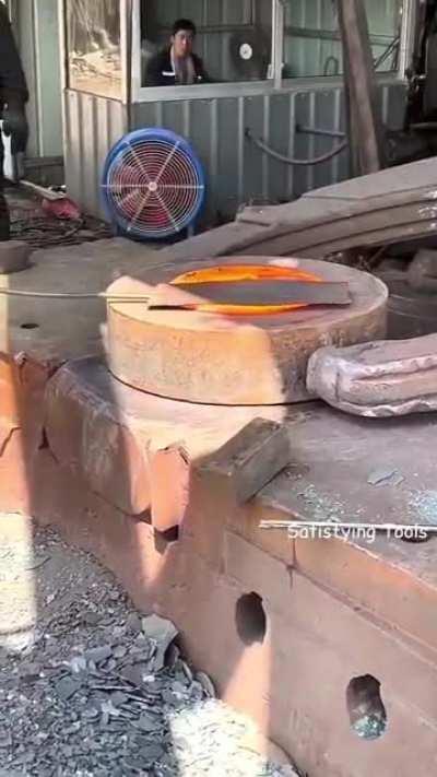 Drop forging huge metal