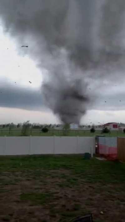 Man continues to film Andover Tornado right up until it swallows his yard.