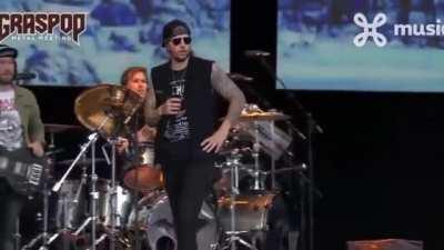 Avenged Sevenfold stopping their show to save a fan's life