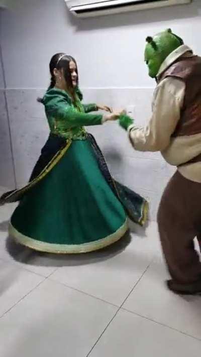 Shrek and Fiona dancing pagode