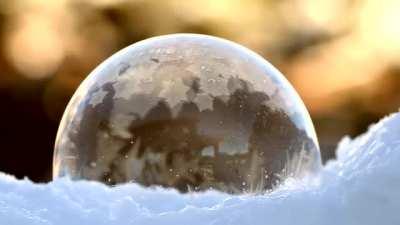 How a soap bubble freezes