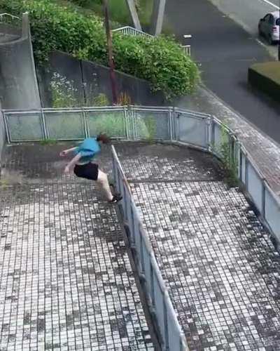 Guy jumping over walls smoothly