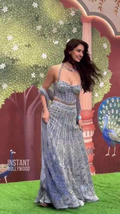 Disha patani gorgeous dress petty 😘😍