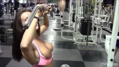 Sexy Girl Flashing her Boobs in the Gym