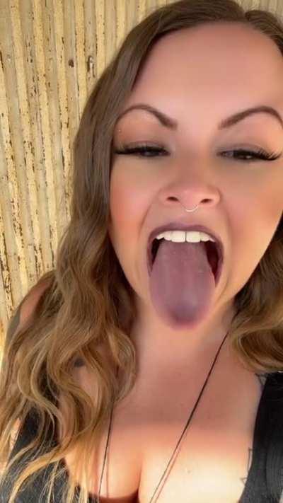 I love that people enjoy seeing my long tongue. 😋😋