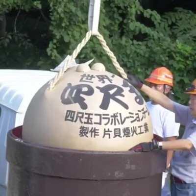 Thousand pound firework does pretty boom