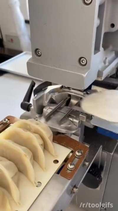 Dumpling folding machine