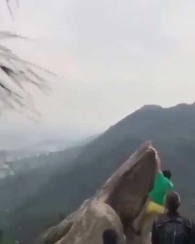 Wcgw posing in a dangerous place