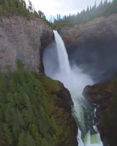 Wonderful Matty.fpv diving down the Helmcken Falls!