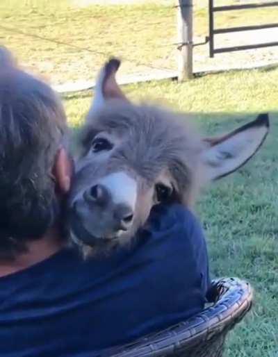 Man sing to his baby!!!