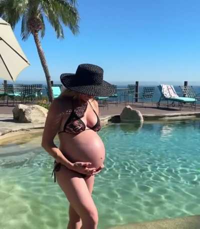 Caity Lotz Pregnant Vid