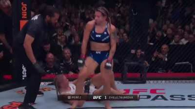 Ailín Pérez ganó por sub en la UFC y festejo como siempre, Nuestra dibu Martínez de laS MMA?