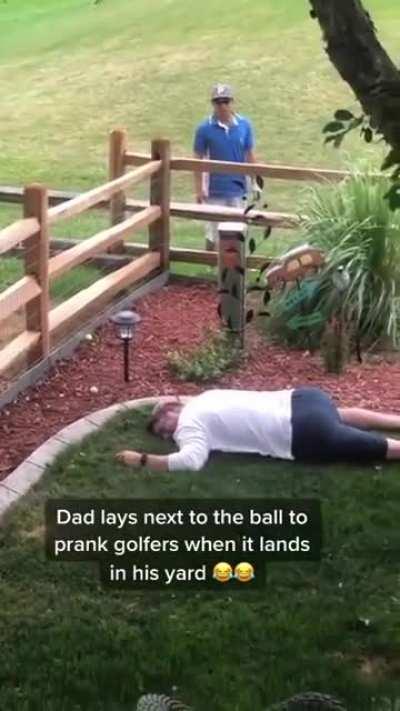 Dad lays next to the ball to prank golfers