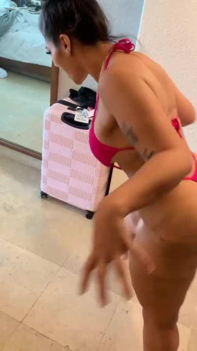 Big booty Latina milf pretends she’s a T-Rex 🦖🍑