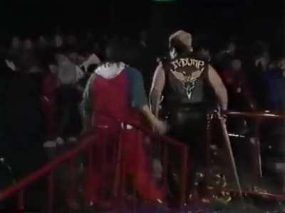 Dump Matsumoto terrifies some children at ringside (1986)