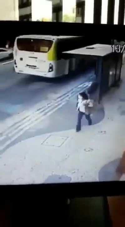 Mulher é atingida por pneu em Copacabana