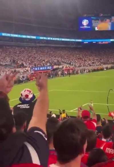 El Dibu festejó la victoria frente a la hinchada de Chilena