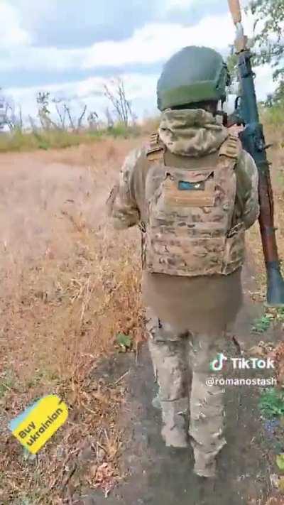 Ukrainian soldier fires shovel from RPG 