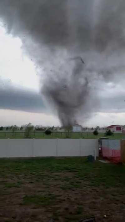 Man continues to film Andover Tornado right up untill it swallows his yard.