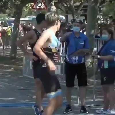 When Spanish triathlete Diego Méntriga noticed that British triathlete James Teagle went the wrong way before finish line of Santander Triathlon,Mentriga waited for him so he could take what he says is his deserved 3rd place.“He was in front of me the who