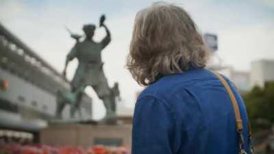 James May laughing at a statue