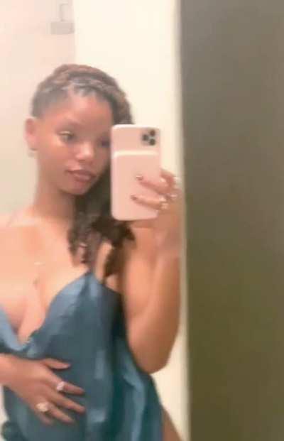 Halle Bailey 🍒🍑😍