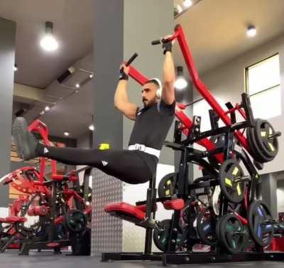 A guy doing pull-ups without moving in the air