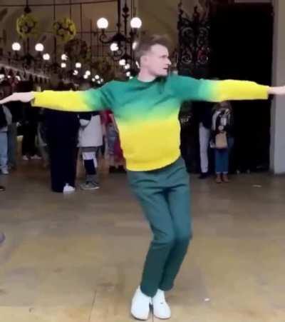 This man recreating the SpongeBob dance