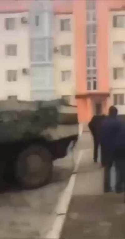 Ukrainian Army intentionally parking military hardware near civilian residences in Severodonetsk to discourage Russian airstrikes, residents beg them to leave, 27 februari 2022