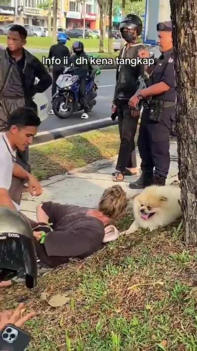 Foreign woman causing a disturbance on public road before getting arrested in Shah Alam, Malaysia.