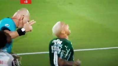 Deyverson trying to fake a foul comming from the ref in the Libertadores final.