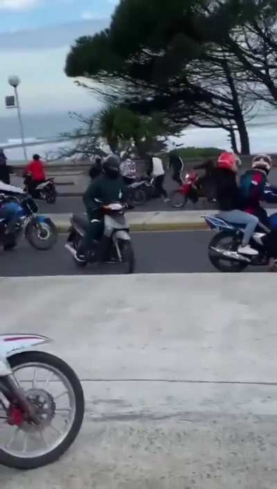 Mar del Plata, Una pareja de adultos mayores paseaba en una moto de alta cilindrada por la Costanera y quedó a merced de esta jauría de motochorros. Las víctimas fueron tiradas al piso y salvajemente golpeadas.