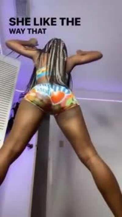 Kendalledabrat with her fat ass😫