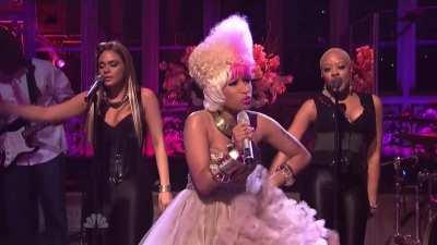 Nicki at SNL - Right Thru Me (2011) HD