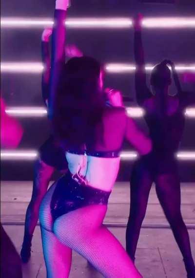 Dua Lipa's ass jiggling are hypnotic