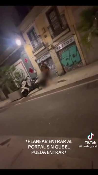 Una Argentina en España filma cómo la persiguió un inmigrante africano en bolas por la calle hasta que logró entrar en su edificio. La situación en España y Europa está muy jodida