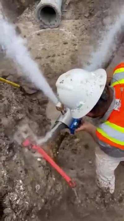 Repairing a hole in a pressurised water pipe