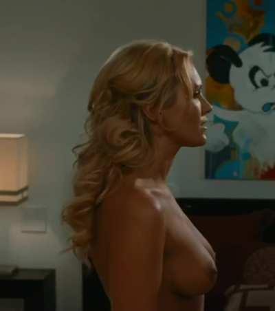 Nicky Whelan in hall pass