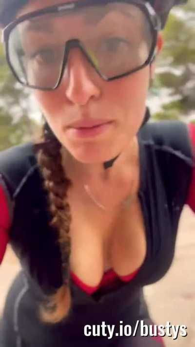 Cecilia (Bicicosta) hot cleavage in bike