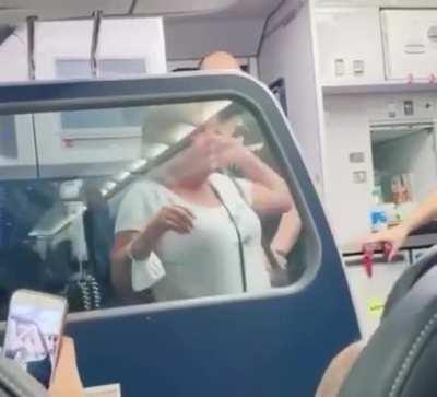 WCGW refusing to wear a mask on a plane