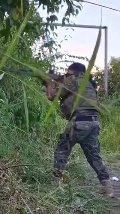 A Meitei militant belonging to the UNLF provoking the Kukis somewhere around the Churachandpur-Bishnupur border today