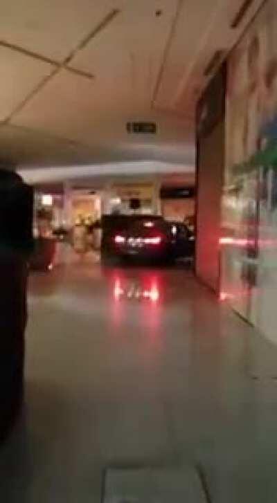 O inacreditável (e literal) drive thru dentro do Shopping Botucatu/SP