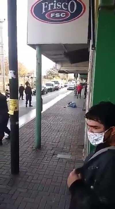 [NSFW, imagenes fuertes] Chorro abatido en Berazategui luego de intentar arremeter armado contra la policía.