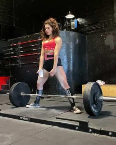 19 y/o Serena Abweh deadlifts 150kg (330lb) at a bodyweight of 47kg (104lbs)