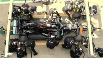 The speed of this double pitstop in f1