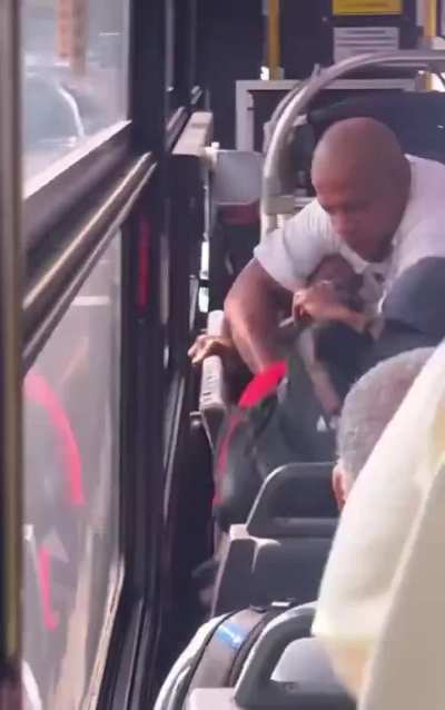 Bus driver clears passengers to deliver brutal beatdown 