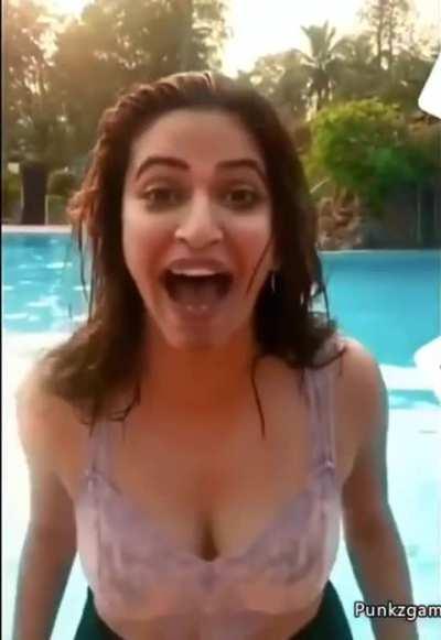 Kirti Kharbanda Transparent Bra Nipple Visible 😍😍😍